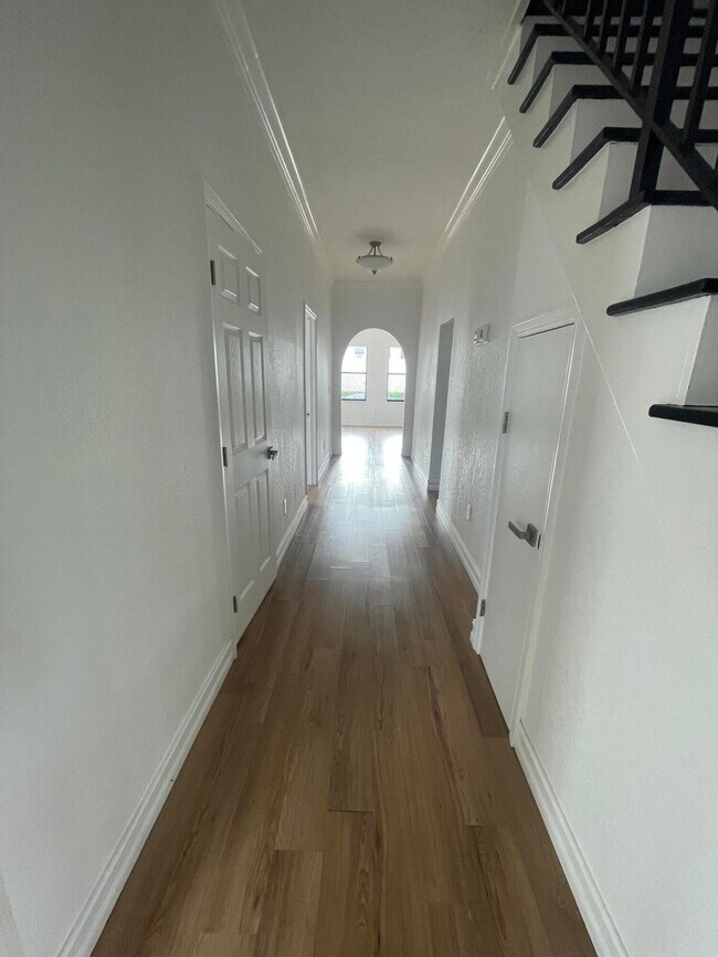 Building Photo - 18 S Palmway