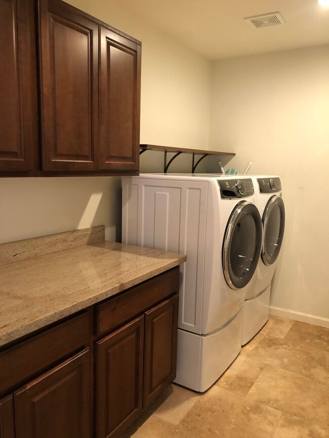 Building Photo - Welcome to this charming 2-bedroom, 2-bathroom house located in Leisure World a 45+ Active Adult ...