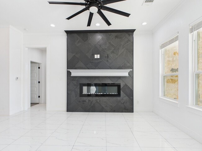 Building Photo - Stunning Home
