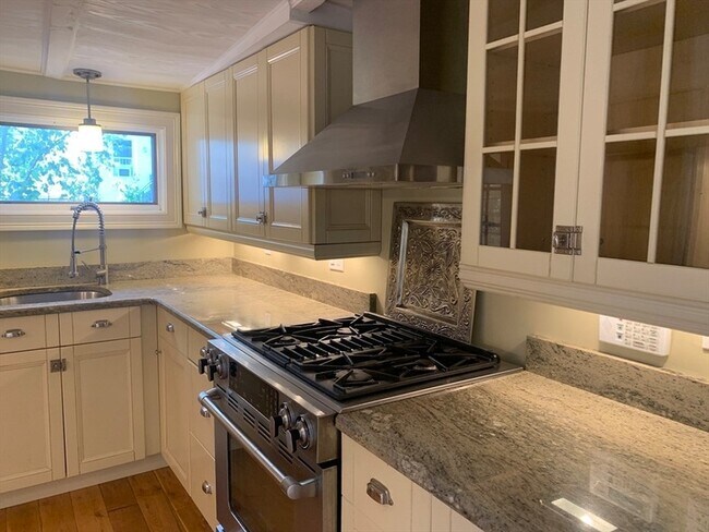 Building Photo - 10 Salem St Ave