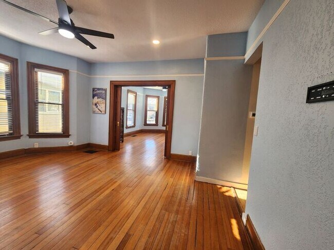 Building Photo - XL 1 bed 1 bath apartment downtown