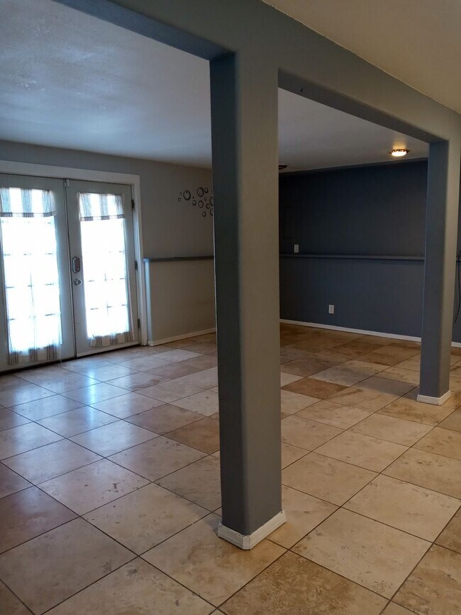 Building Photo - FIVE BEDROOMS!