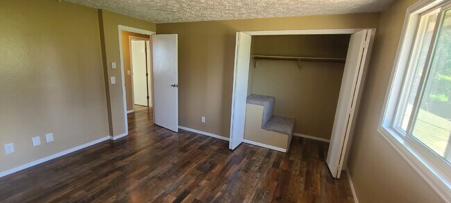 Building Photo - 2 Bed / 1.5 Bath Townhome with Garage, Located near Downtown Elizabeth!