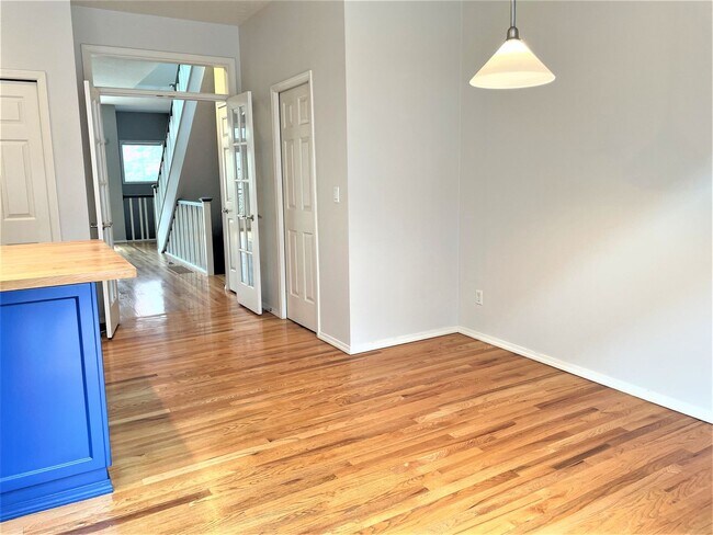 Building Photo - NW townhouse with double Master Suites, pa...