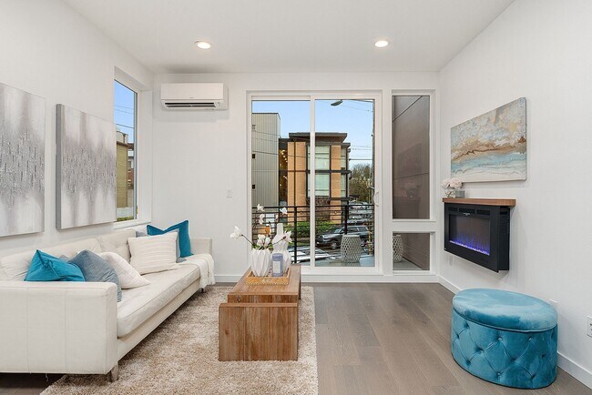 Building Photo - Stylish, Bright and Efficient 2 bed 1.75 Bath Townhome. Walk to U-Village!