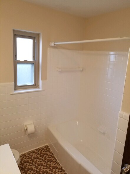 Building Photo - 1130 River Hill Dr