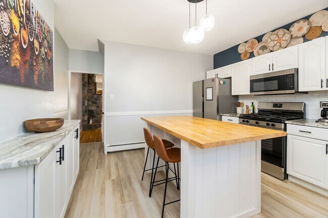 Building Photo - 3 BED · 1.5 BATH · MODERN INDUSTRIAL · AVA...