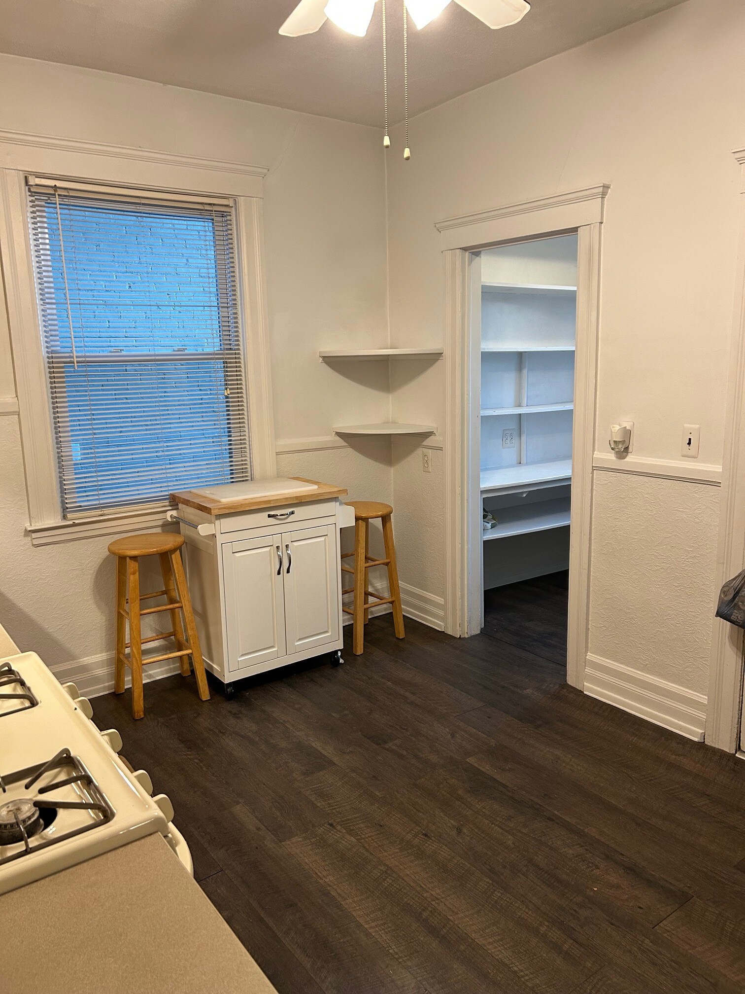 Kitchen - 1075 Lakepointe St