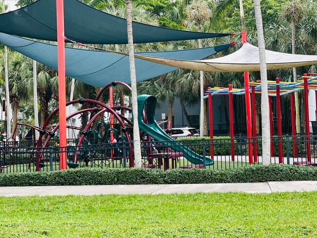 Building Photo - 533 NE 3rd Ave