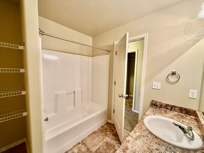 Building Photo - Amazing Views with this 3 bed, 2.5 bath Townhome