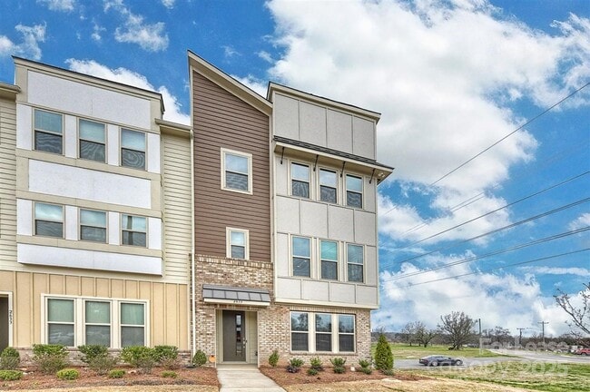 Building Photo - 2635 Statesville Ave