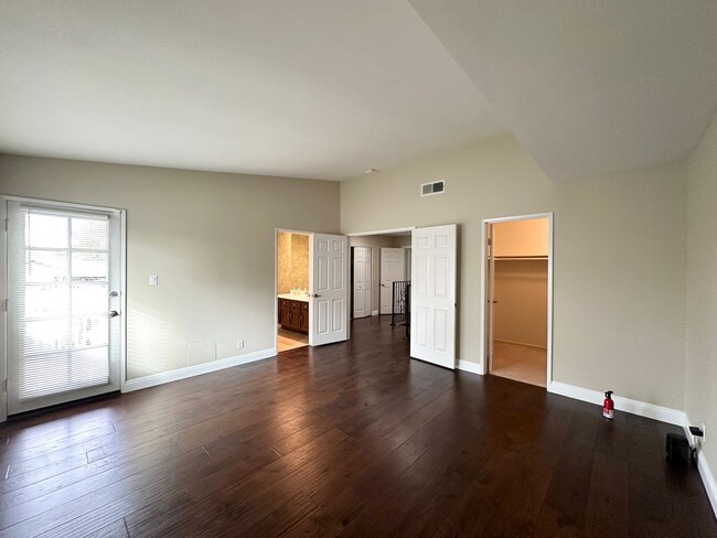 Building Photo - Spacious Townhome with Inviting Large Pati...