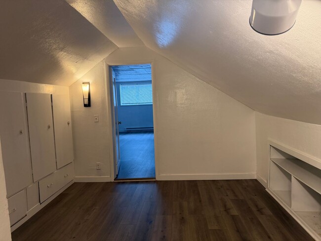 Building Photo - Updated 4 bedroom, 1 bath home in Eugene!