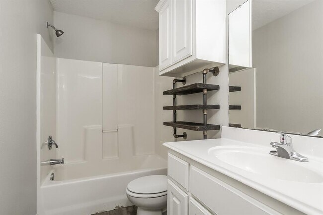 Building Photo - 16209 N View Ct