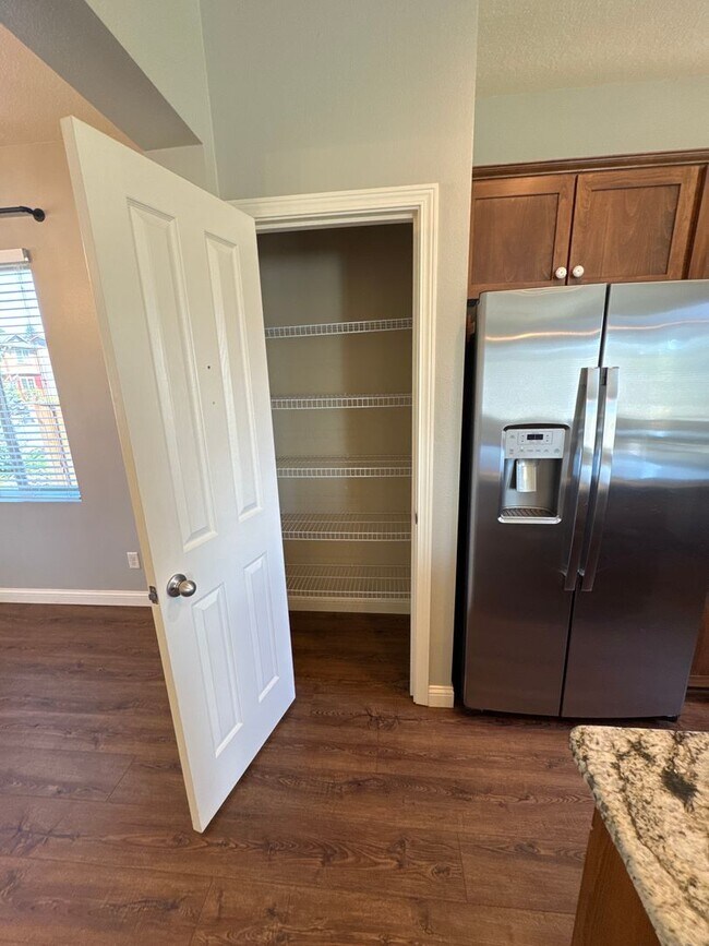 Building Photo - Beautiful 3 bedroom with bonus loft area i...