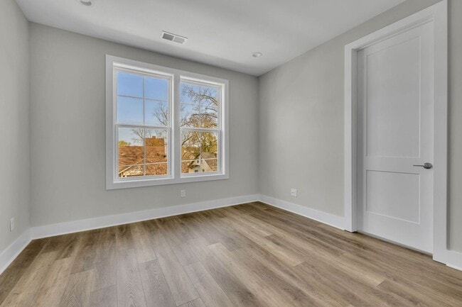 Building Photo - 425 Veritas St