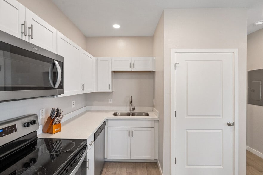 Building Photo - 6606 W Paradise Ln