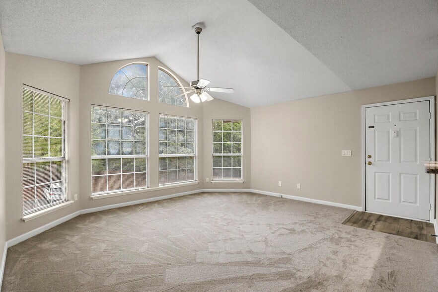 Living room - 903 Wentworth Ct
