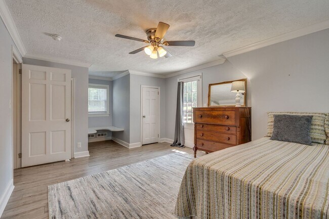 Building Photo - 4 Bedroom / 4 Bath Home for Rent! Kingspor...