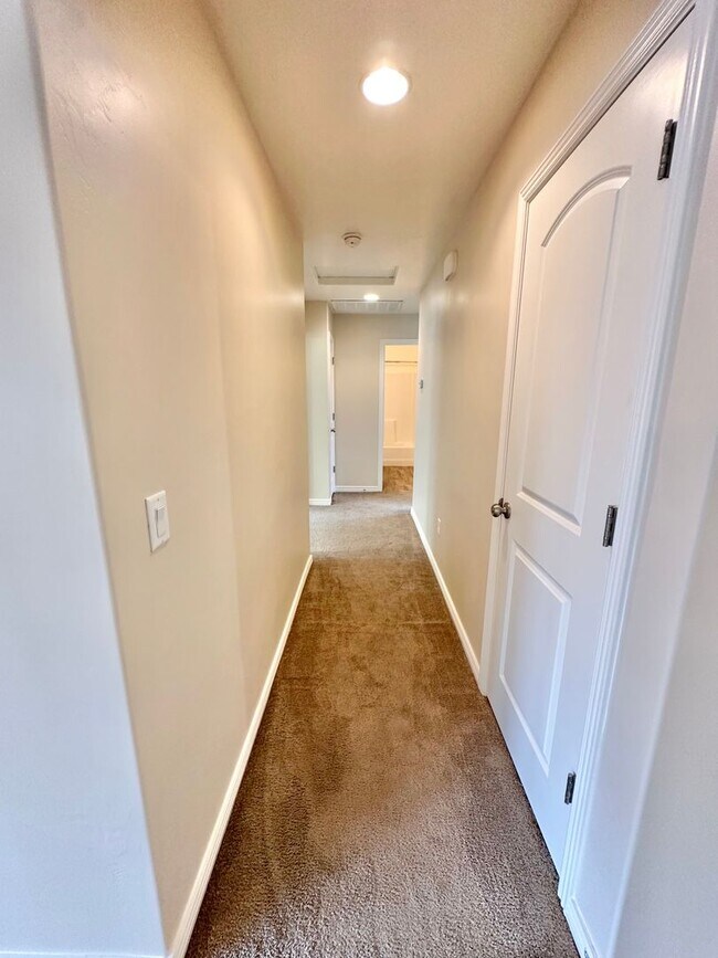 Building Photo - Desert Canyon Home!