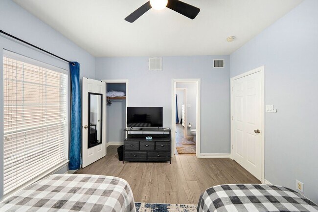 Building Photo - 7143 Laguna Villas