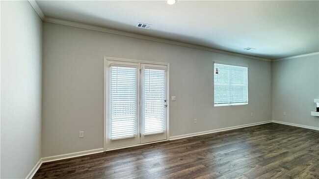 Building Photo - 569 King Vlg