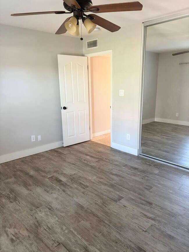 Building Photo - **STUNNING 3 BEDROOM/2 BATHROOM FULLY RENO...