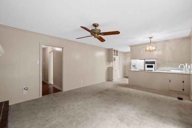 Building Photo - Private Woodway Retreat