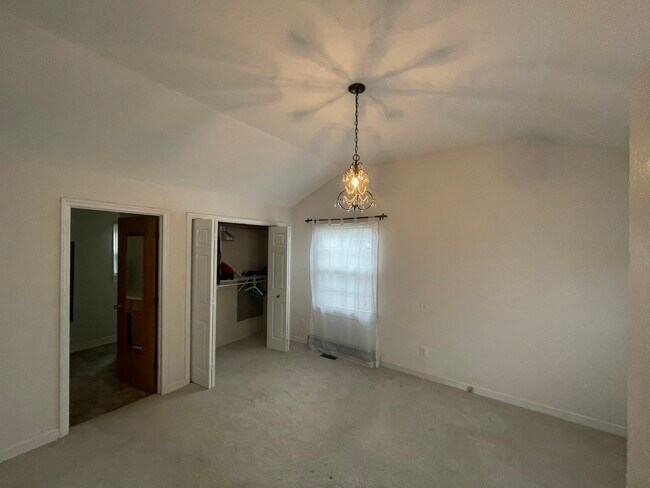 Building Photo - 2727 Stratford Dr