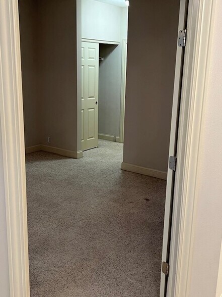 Master Bedroom - 605 Grandview Ct