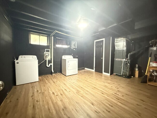 Building Photo - Four-Bedroom House in Parkville