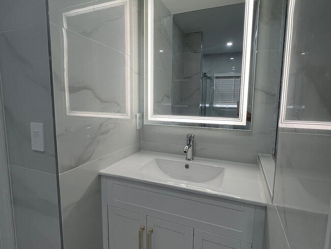 Building Photo - 1250 SW 15th Ave