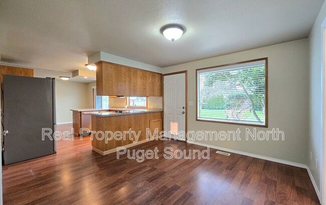 Building Photo - 8432 45th Dr NE