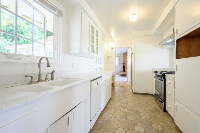 Building Photo - 552 Vía Del Monte