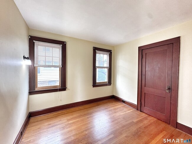 Building Photo - 14 Woodbury Ave