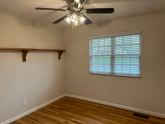 Building Photo - 3 Bedroom 2 Bathroom in Parkway North School District!