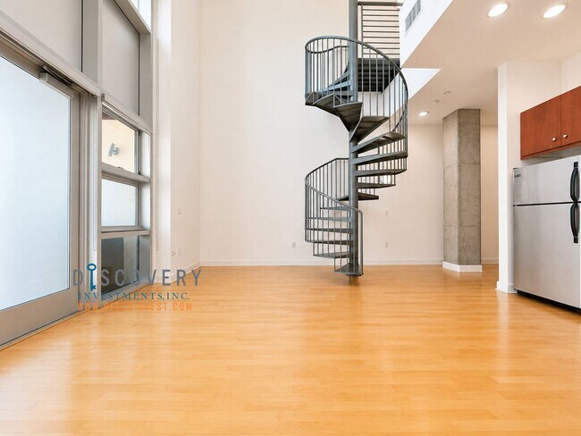Building Photo - Modern Live/Work Loft At Market Square In Old Oakland