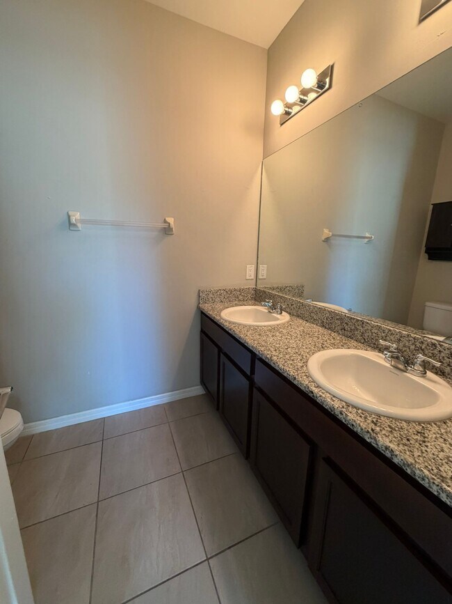 Building Photo - 523 NE 24th Ave