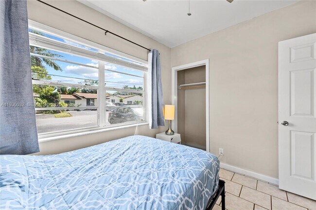 Building Photo - 1127 NE 5th Ave