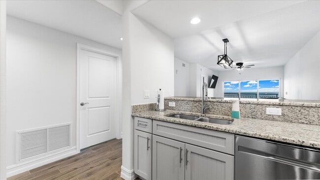 Building Photo - 1825 Riverside Dr