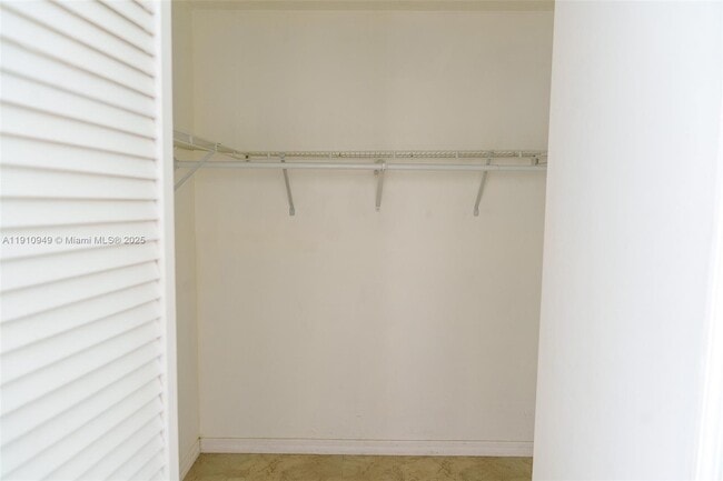 Building Photo - 509 E Sheridan St