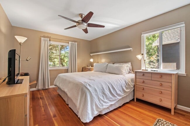 Building Photo - Old Southwest 2 bed / 1 bath / 1 car garage REMODELED & Move In Ready