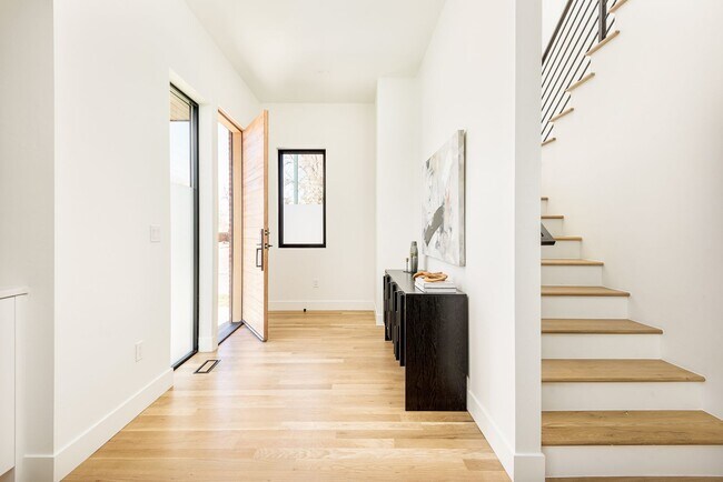 Building Photo - LUX 3BD, 4BA Sunnyside Home with Office and 2-Car Garage