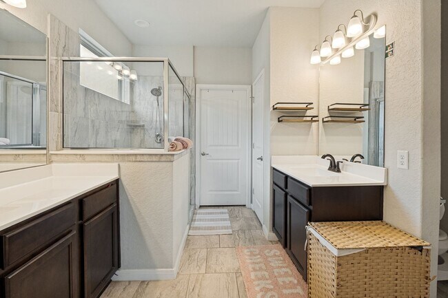 Building Photo - BEAUTIFUL 4-BEDROOM HOME IN NORTHEAST CROSSING