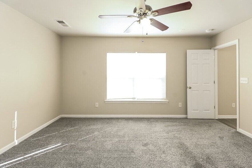 Building Photo - 2909 Deep Cove Dr NW