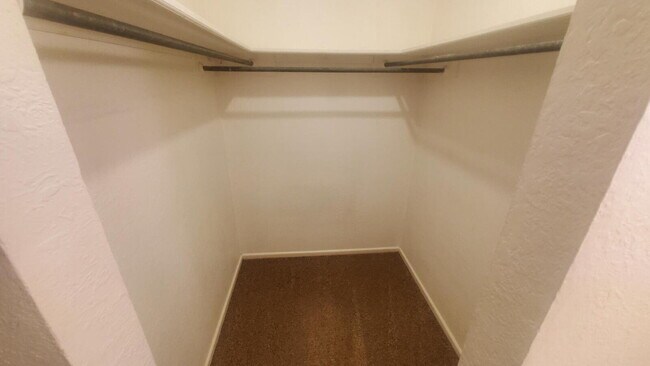 Building Photo - Centrally Located/ Convenient to Major Tho...