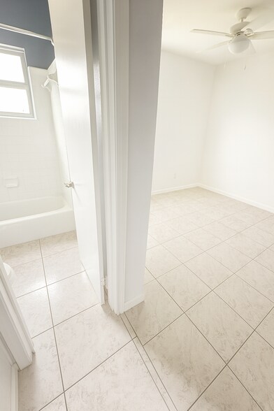 Building Photo - 3504 Lantana St