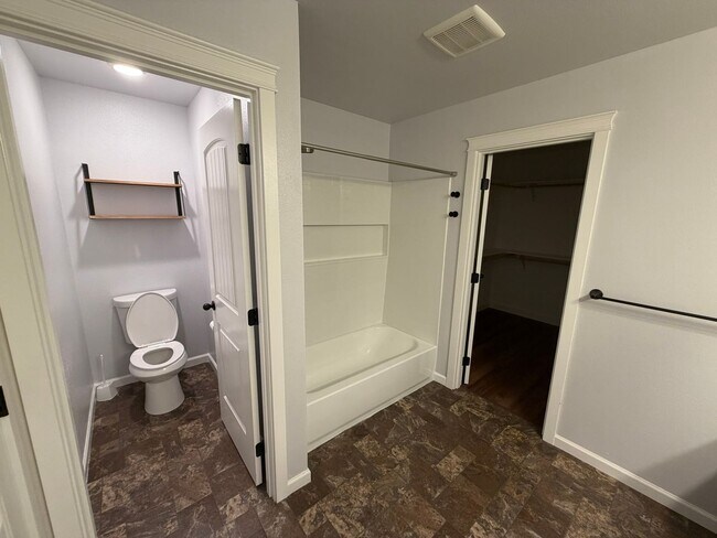 Building Photo - Must See 4 Bedroom!