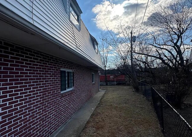 Building Photo - 3 Bed Row Home in Chester, PA