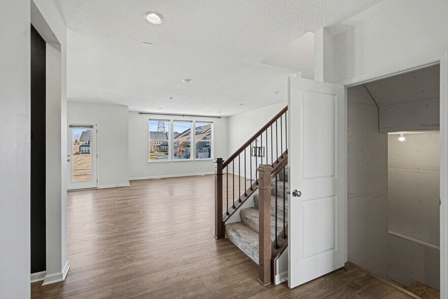 Building Photo - 5465 Annapolis Ln N